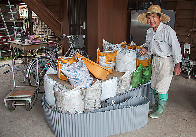 ���C���y���̃{�J�V��B�ޗ��͕ăk�J�A�i�^�l���A�J�j�K���A�����AEM�ۂƐ��B�엿�̋󂫑܂ɋl�߂�1�`3�J���łł���B��݂��Ȃ��Â���؂����錈�ߎ�ŁA30�N�Ԉ��p���Ă���iA�j