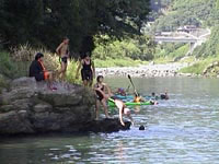川辺川で気軽に泳いだりカヌーをしたり