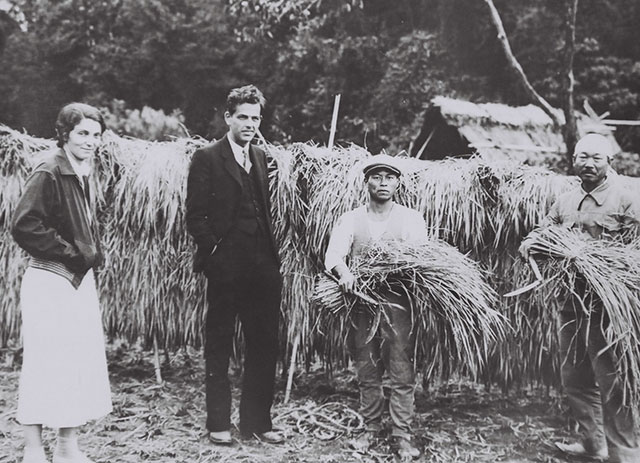 エンブリー夫妻と須恵村の村人(1936年)