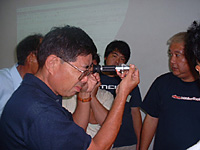 糖度計を覗く写真