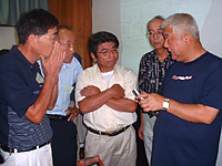 直接説明を受ける写真